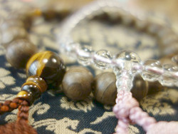 ぬいぐるみ・お守り・写真・書物・額縁・神祭壇・衣類・履物・遺品等